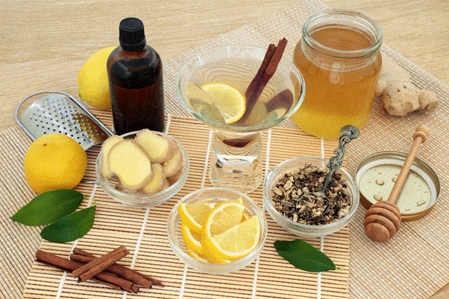 Ingredientes naturales como jengibre, limón, miel y canela para remedios caseros para el resfriado y la gripe.